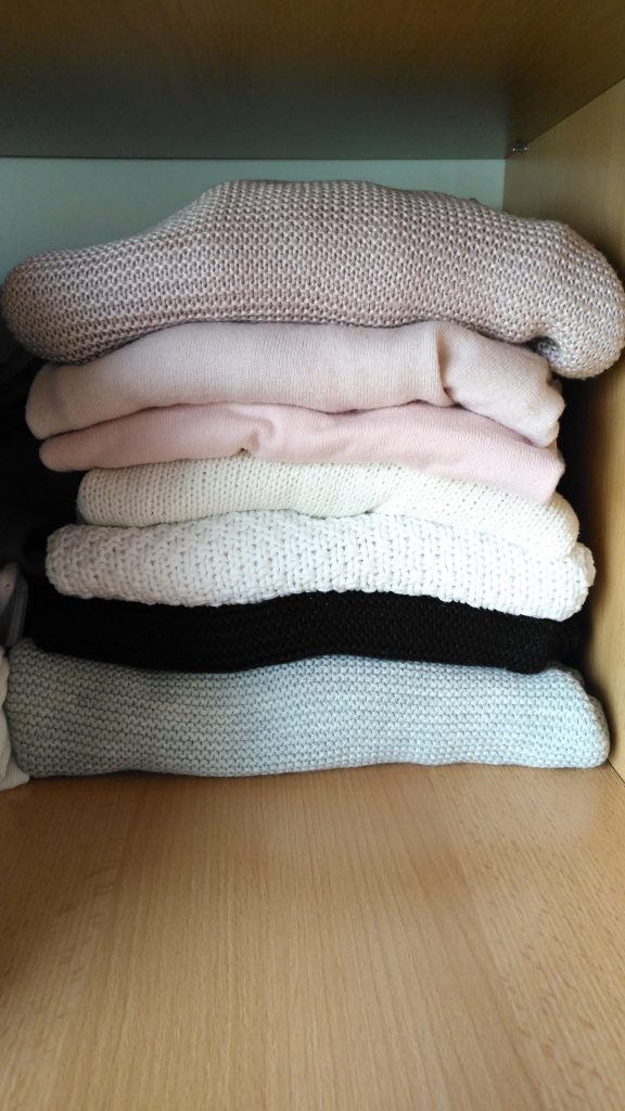 przechowywanie swetrów w szafie